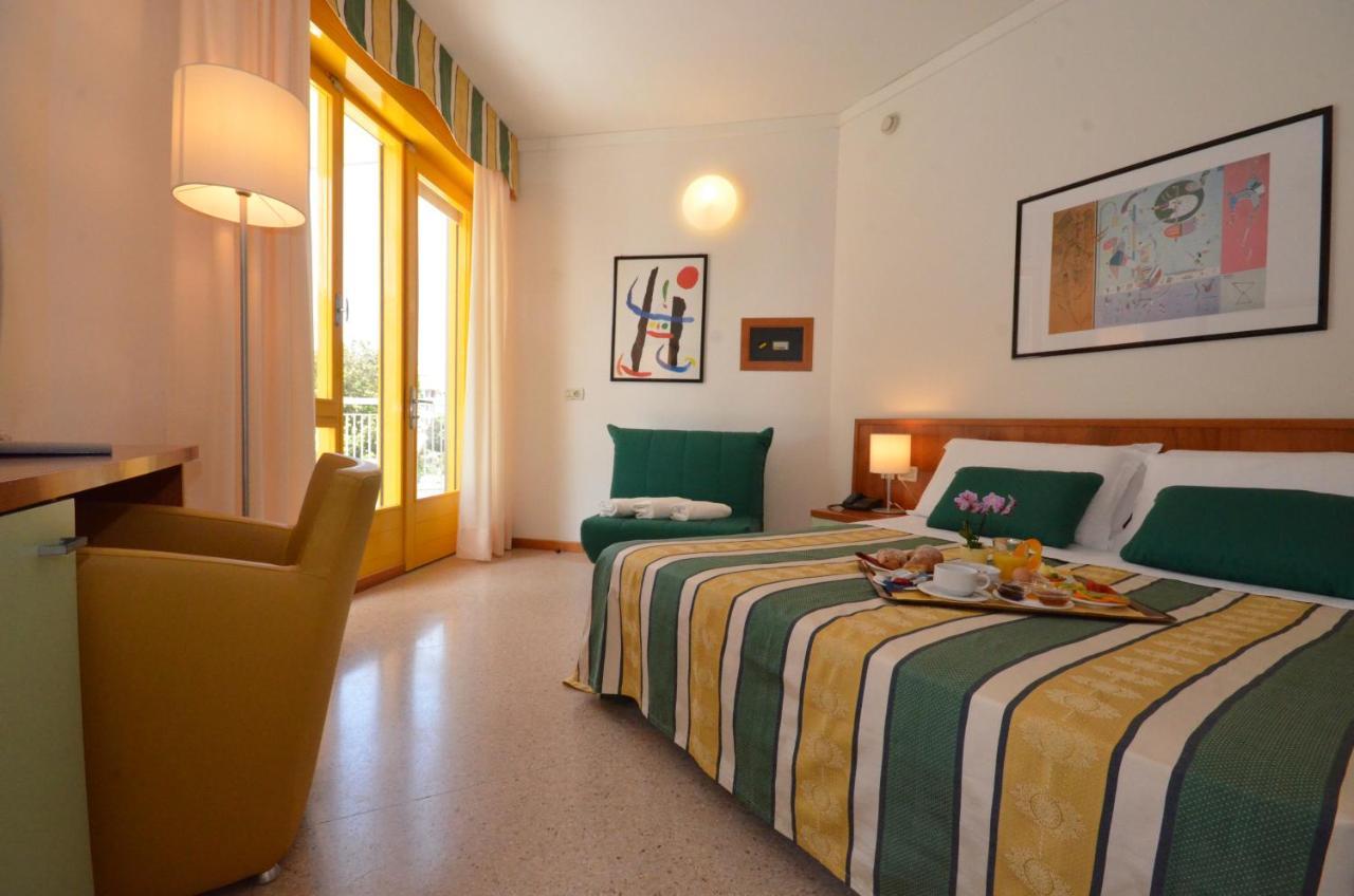 Hotel Luna Бибионе Екстериор снимка