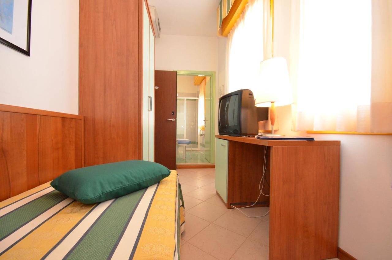 Hotel Luna Бибионе Екстериор снимка