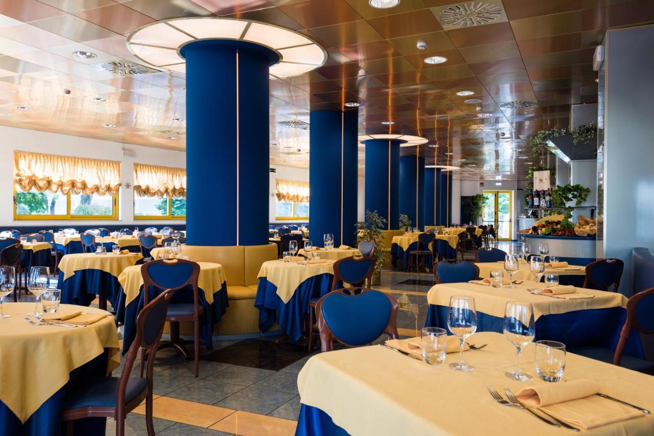 Hotel Luna Бибионе Екстериор снимка