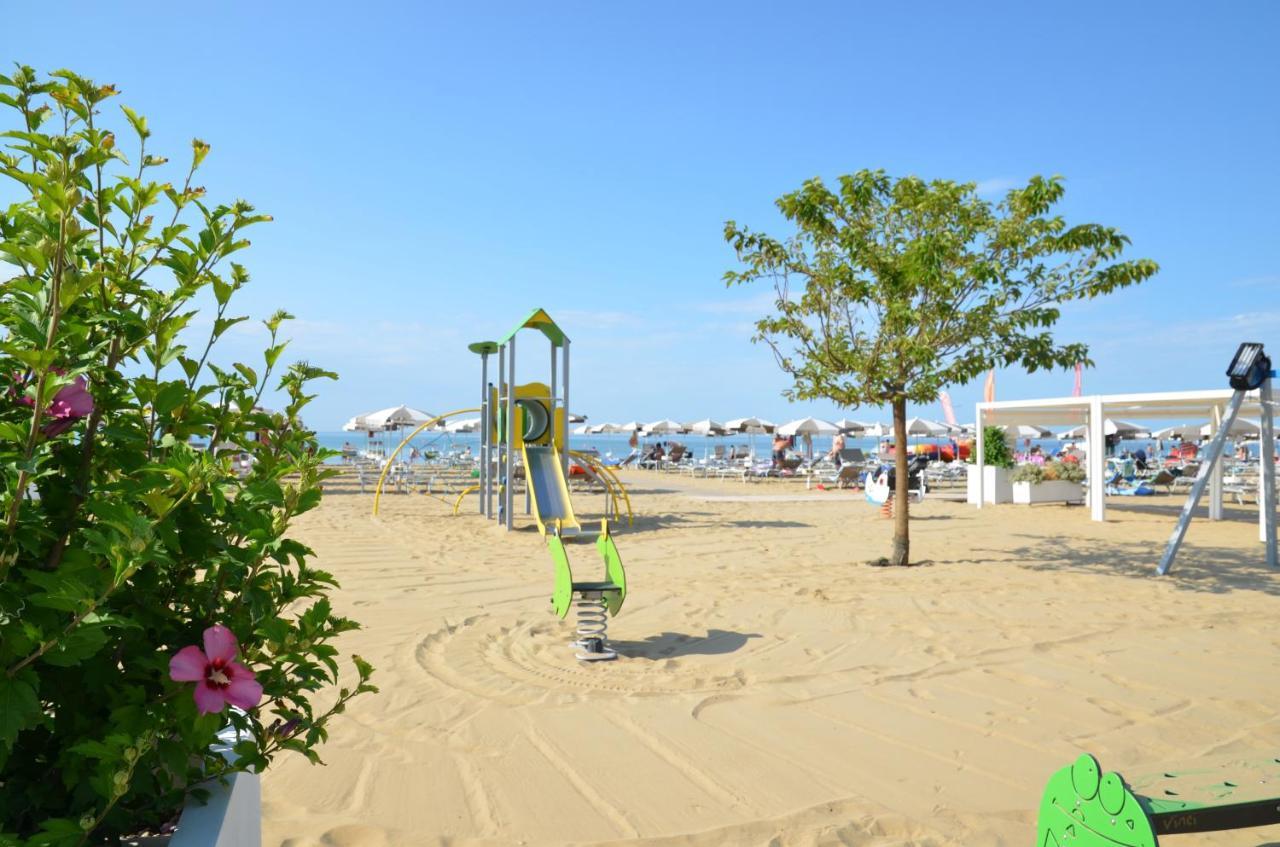 Hotel Luna Бибионе Екстериор снимка