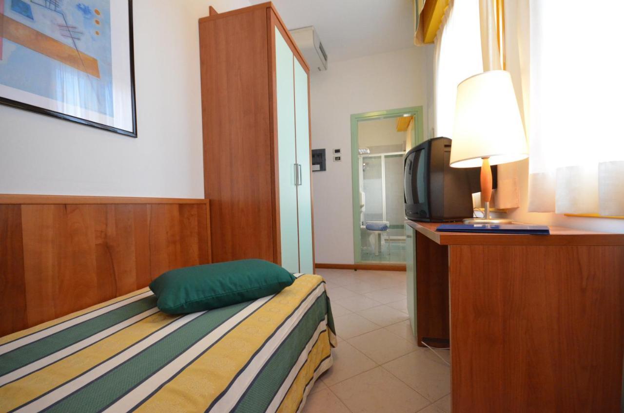 Hotel Luna Бибионе Екстериор снимка