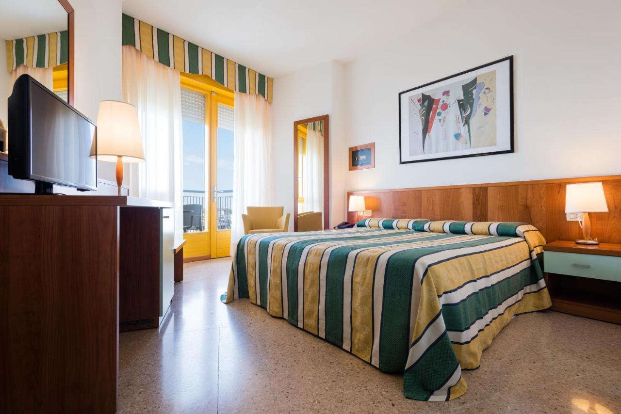 Hotel Luna Бибионе Екстериор снимка