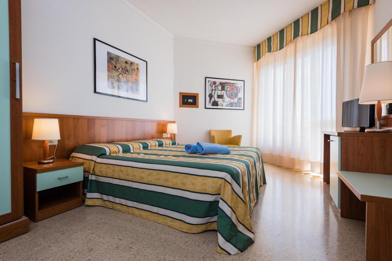 Hotel Luna Бибионе Екстериор снимка