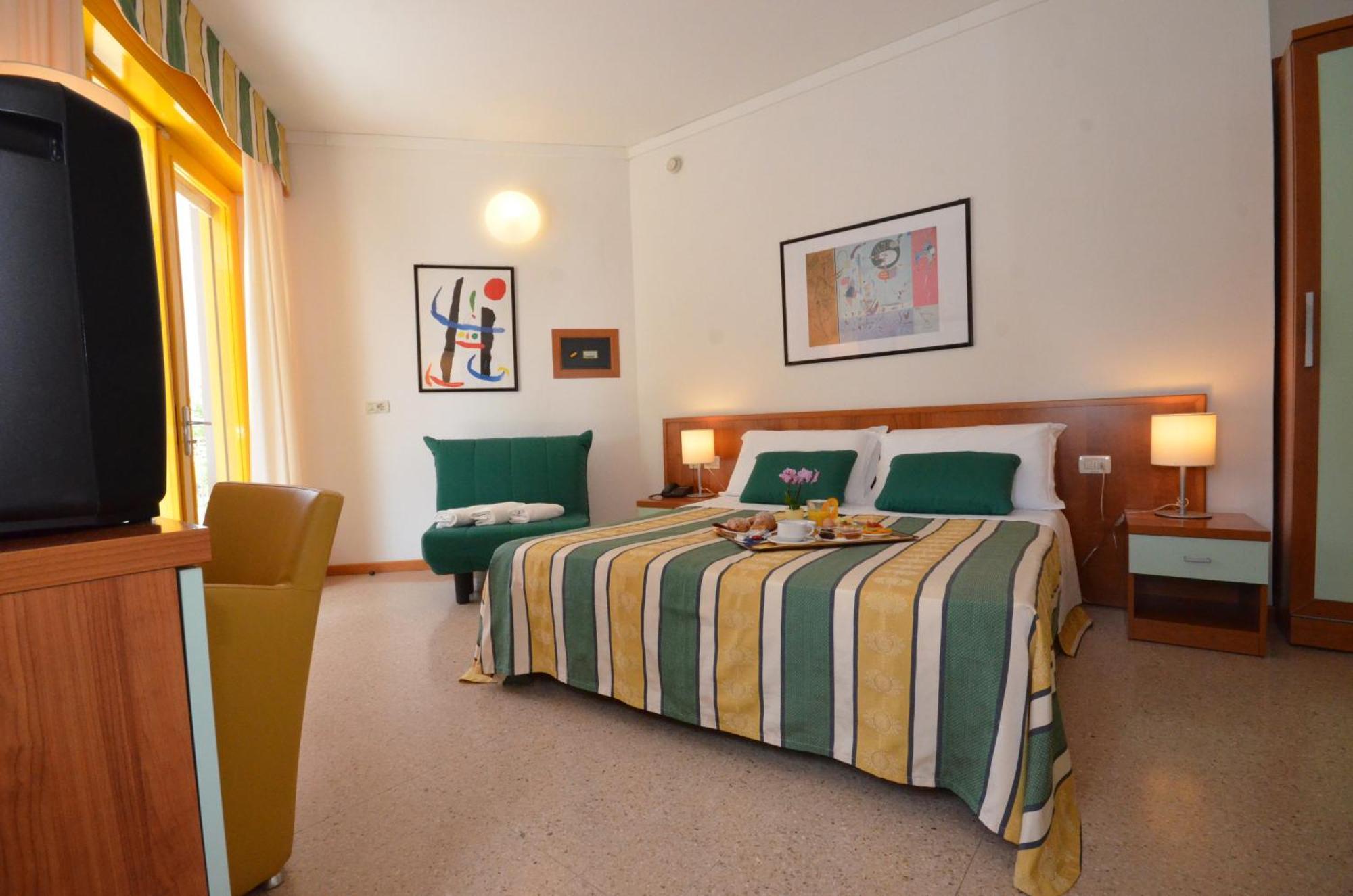 Hotel Luna Бибионе Екстериор снимка
