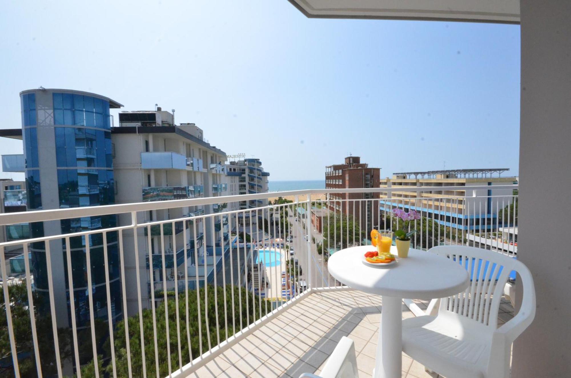 Hotel Luna Бибионе Екстериор снимка