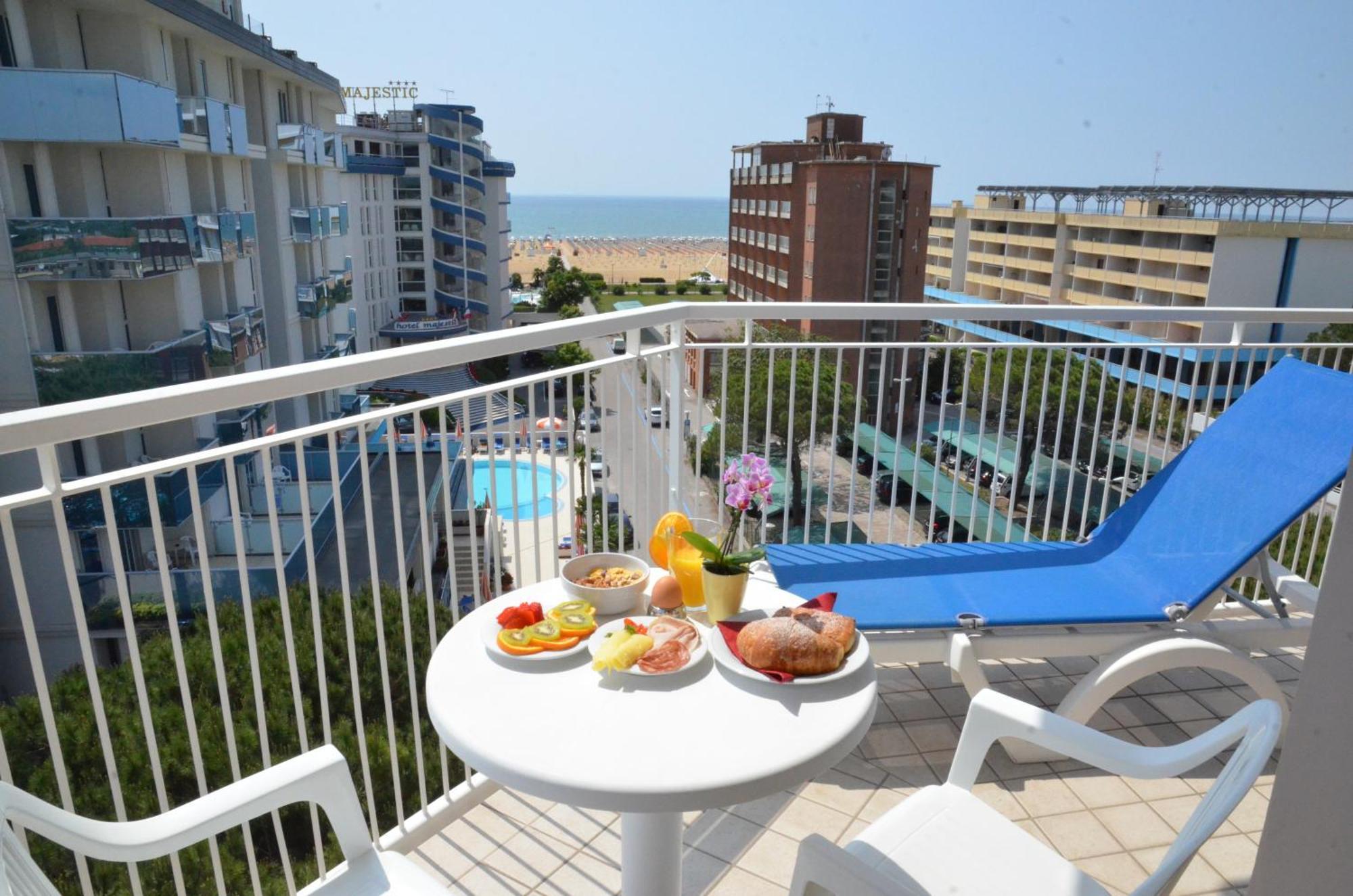 Hotel Luna Бибионе Екстериор снимка