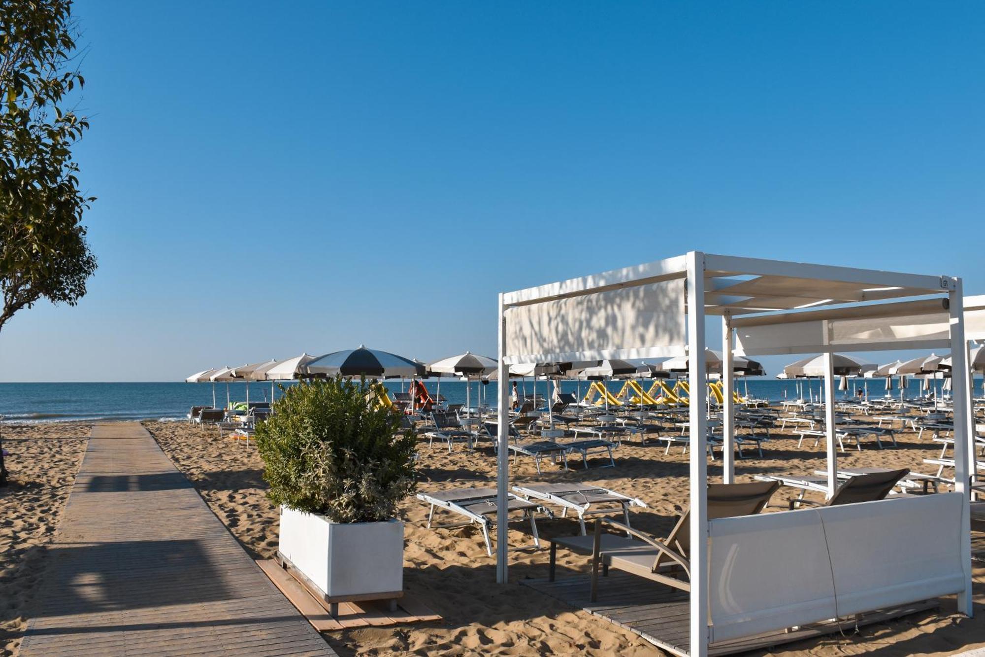 Hotel Luna Бибионе Екстериор снимка